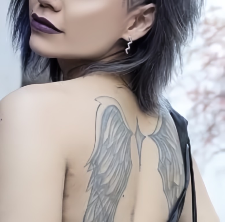 翼のタトゥー