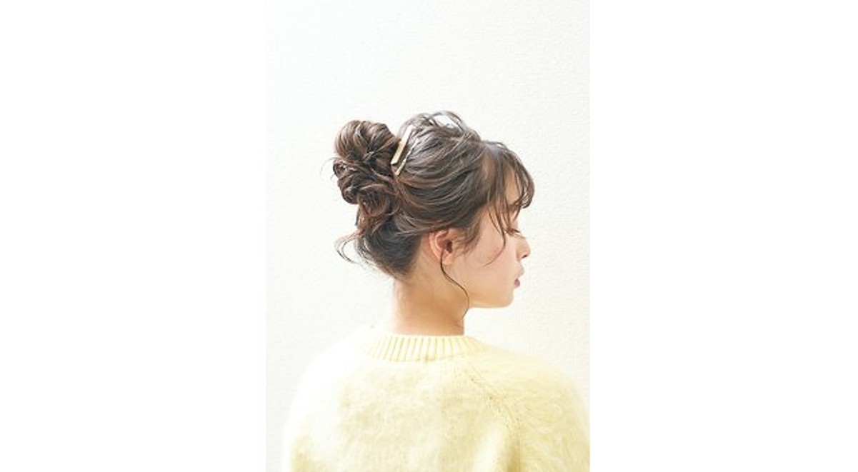 ミディアムヘアに似合う三つ編みお団子