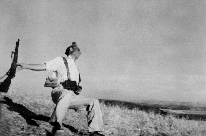 World Famous Photos - Falling soldier - Robert Capa – 1936