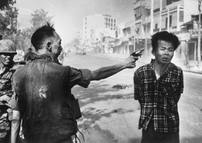 World Famous Photos - General Nguyen Ngoc Loan Executing a Viet Cong Prisoner - Eddie Adams – 1968