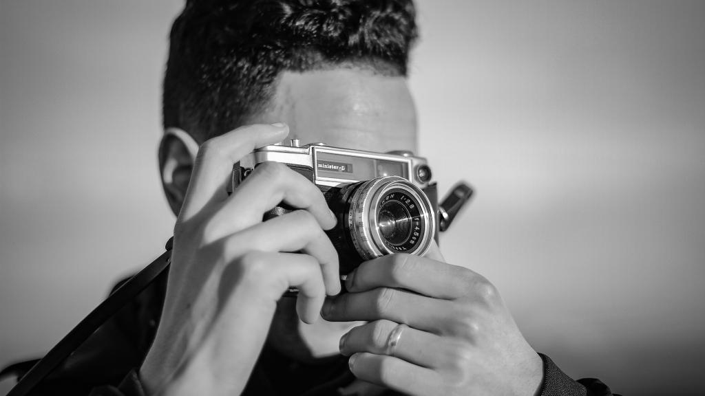 How To Identify Old Photos? Complete Guide